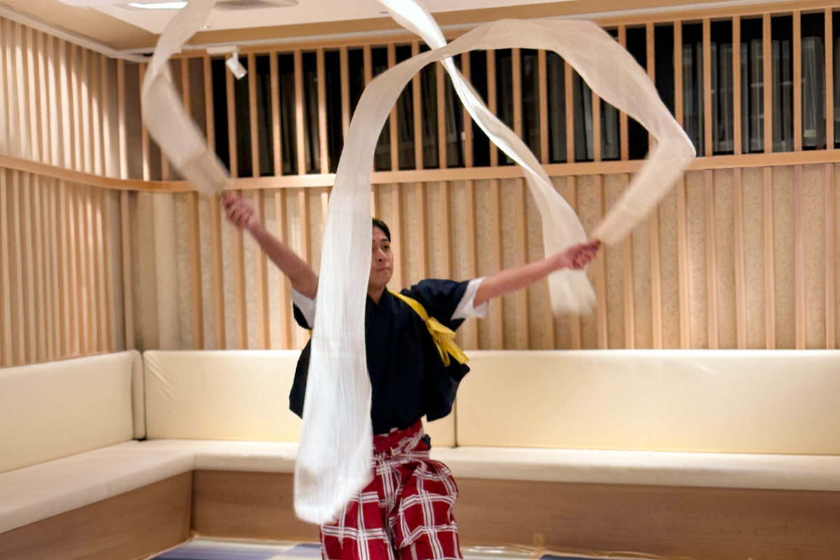 布を使った躍動感あふれる日本舞踊の公演風景